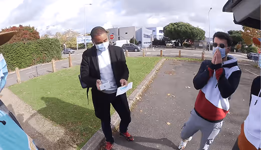 3 hommes dans la rue