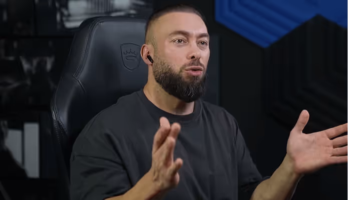 Portrait d'un homme qui parle